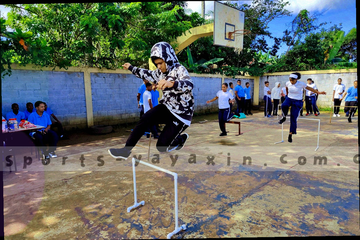 低角度拍摄的赛场局部与场边器材轮廓特写